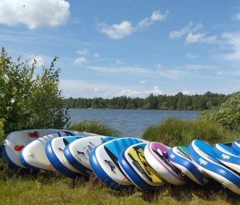 Výuka jízdy na paddelboardu.